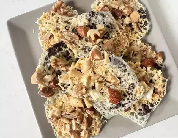 8枚に切ったチーズの上にのせたのは？　簡単おやつに「甘じょっぱい味がたまらん」「ずっと食べられる」