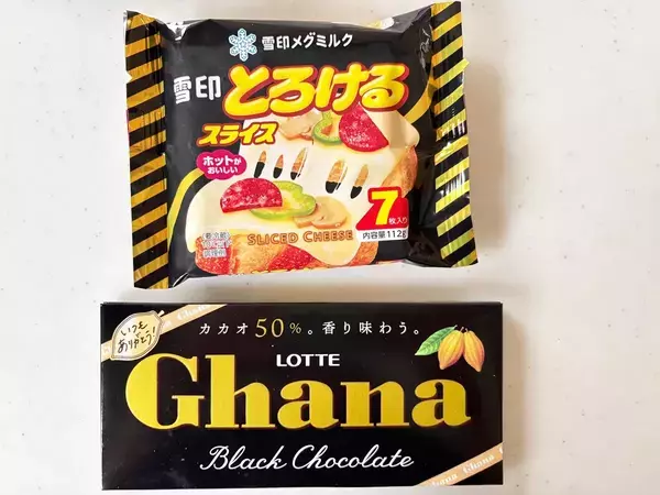 8枚に切ったチーズの上にのせたのは？　簡単おやつに「甘じょっぱい味がたまらん」「ずっと食べられる」