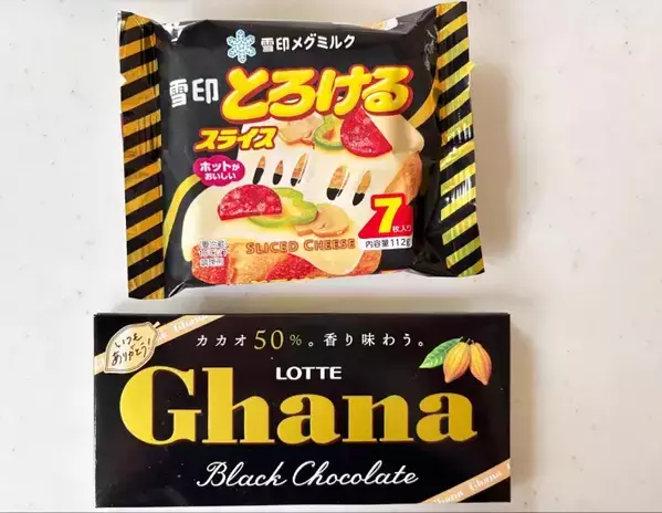8枚に切ったチーズの上にのせたのは？　簡単おやつに「甘じょっぱい味がたまらん」「ずっと食べられる」