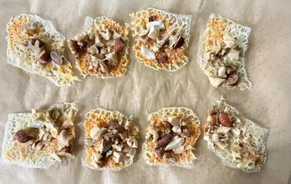 8枚に切ったチーズの上にのせたのは？　簡単おやつに「甘じょっぱい味がたまらん」「ずっと食べられる」