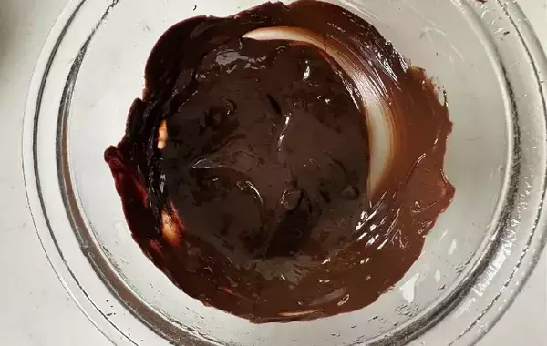 8枚に切ったチーズの上にのせたのは？　簡単おやつに「甘じょっぱい味がたまらん」「ずっと食べられる」
