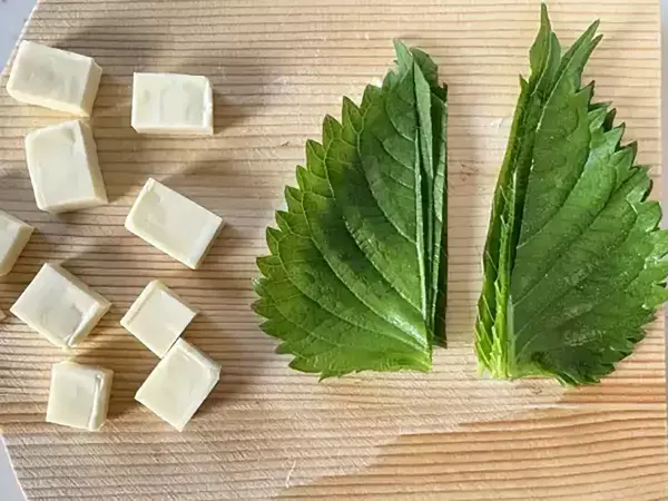 夫と子供が争奪戦！余ったワンタンの皮に『大葉とチーズ』をのせて…「食べる手が止まらない」