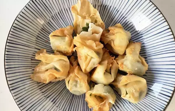 夫と子供が争奪戦！余ったワンタンの皮に『大葉とチーズ』をのせて…「食べる手が止まらない」