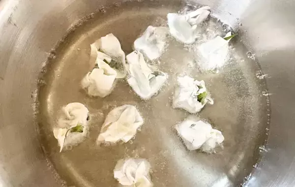 夫と子供が争奪戦！余ったワンタンの皮に『大葉とチーズ』をのせて…「食べる手が止まらない」