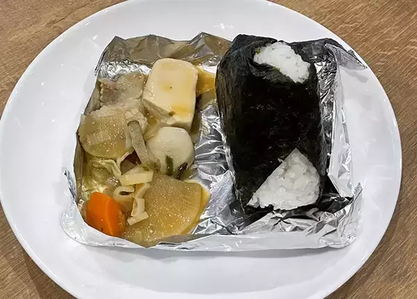 アルミホイルの端を2回折りたたむと？　アウトドアや災害時に便利な『即席皿』が便利