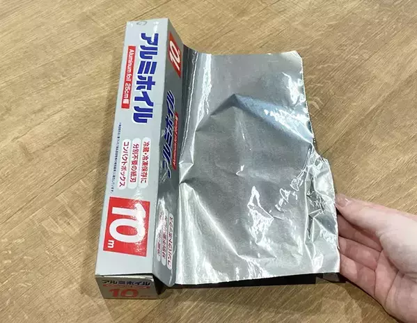 アルミホイルの端を2回折りたたむと？　アウトドアや災害時に便利な『即席皿』が便利