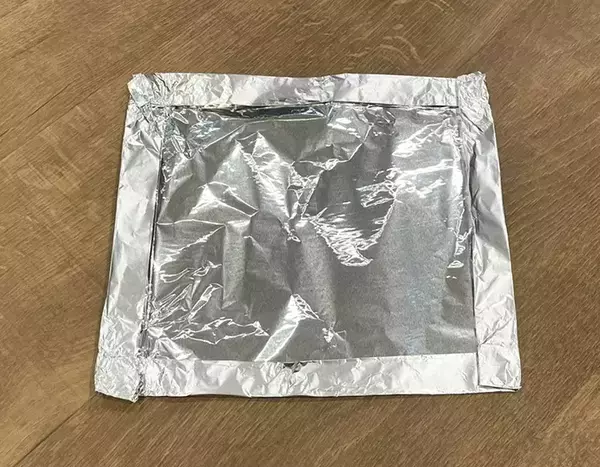 アルミホイルの端を2回折りたたむと？　アウトドアや災害時に便利な『即席皿』が便利