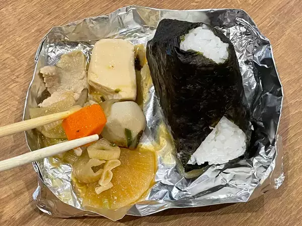 アルミホイルの端を2回折りたたむと？　アウトドアや災害時に便利な『即席皿』が便利