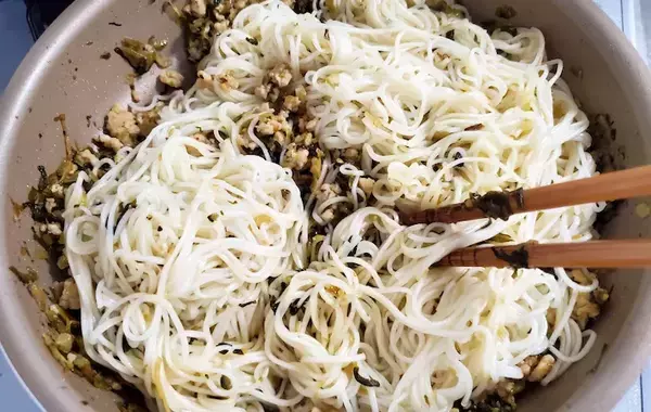めんつゆだけで食べない！　そうめんの温かい食べ方に「10分でできた」「これ箸が進む！」