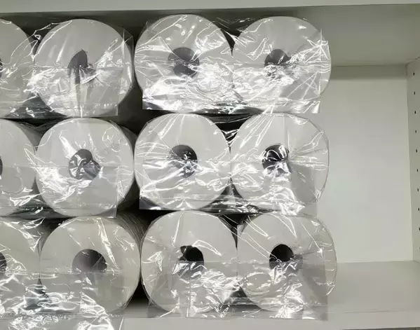 トイレットペーパーの袋は『持ち手』を活用！　きれいに開く『1秒ワザ』【開け方4選】