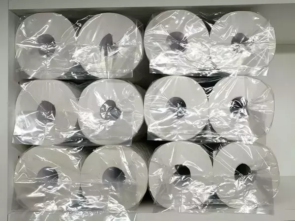 トイレットペーパーの袋は『持ち手』を活用！　きれいに開く『1秒ワザ』【開け方4選】