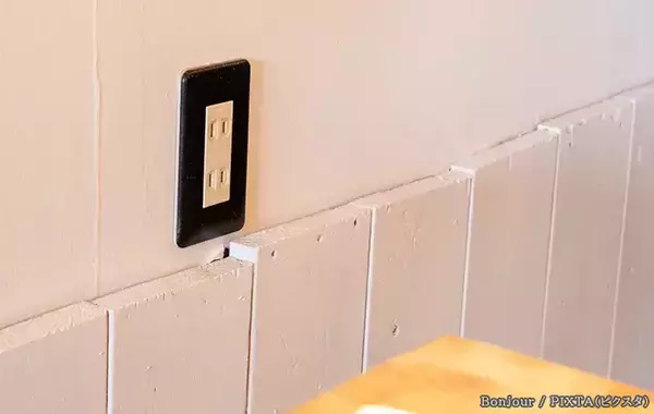 飲食店で座ったら、席の近くに『コンセント』を発見！　これってスマホの充電OK？【弁護士が解説】