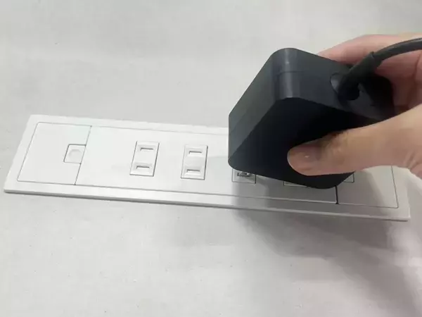 飲食店で座ったら、席の近くに『コンセント』を発見！　これってスマホの充電OK？【弁護士が解説】