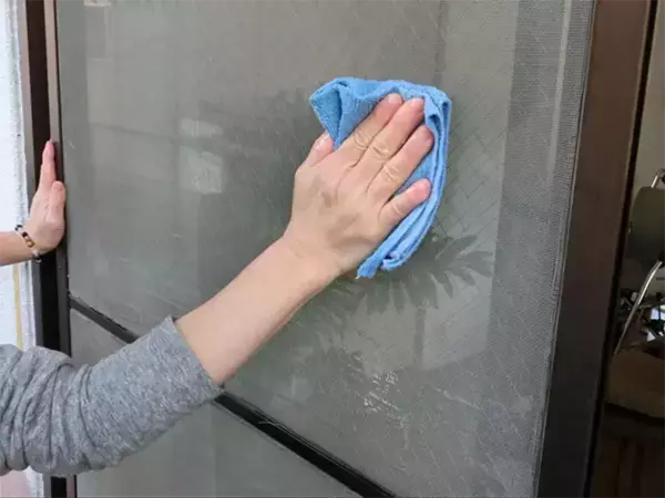 網戸掃除はいつやるのがいい？　プロに聞く『ベストなタイミング』と掃除方法