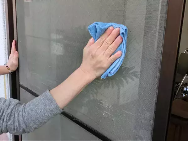 網戸掃除はいつやるのがいい？　プロに聞く『ベストなタイミング』と掃除方法