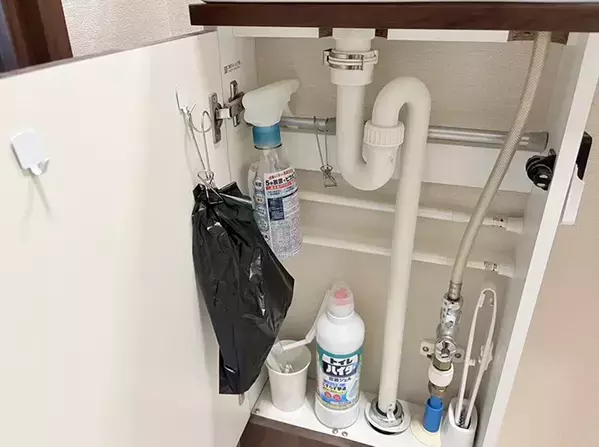 つっぱり棒を2本用意して！　トイレ掃除がラクになる4つのコツ【整理収納】