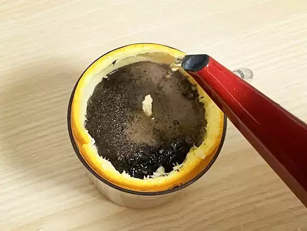 コーヒードリッパーいりません！　『オレンジの皮』をそのまま使うアレンジに「特別感ある」「さわやか」