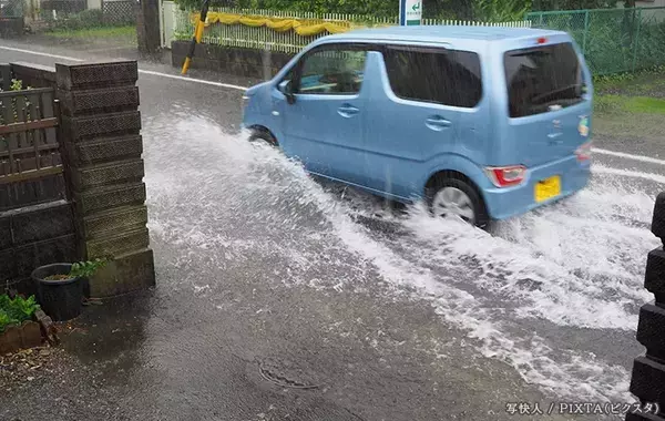 冠水した道路、スピード出して走る？迂回する？　JAFが検証