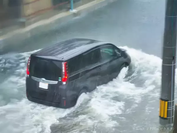 冠水した道路、スピード出して走る？迂回する？　JAFが検証
