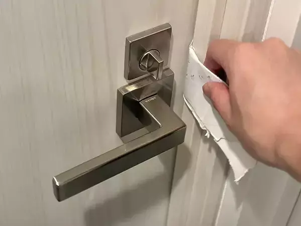 トイレットペーパーの芯1個を破いたら？　トイレの『万が一』に便利な裏ワザ