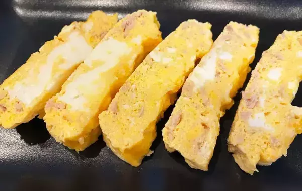 『小さじ1杯』混ぜてレンチン2分　フライパンいらずの玉子焼きが「コクがあってうまい」