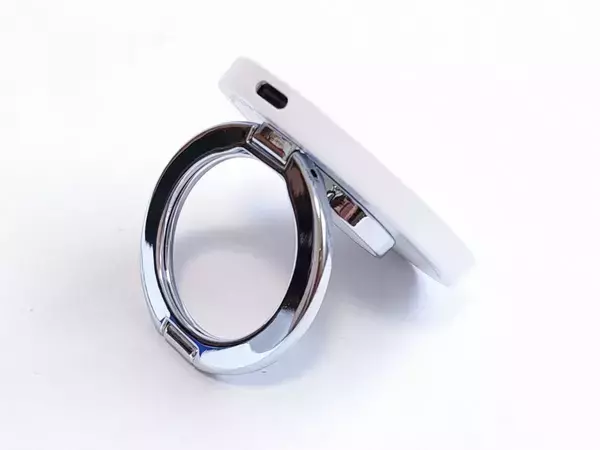 スマホリングを『床』に貼ると感動　やって正解だった「意外な使い道」【活用法4選】