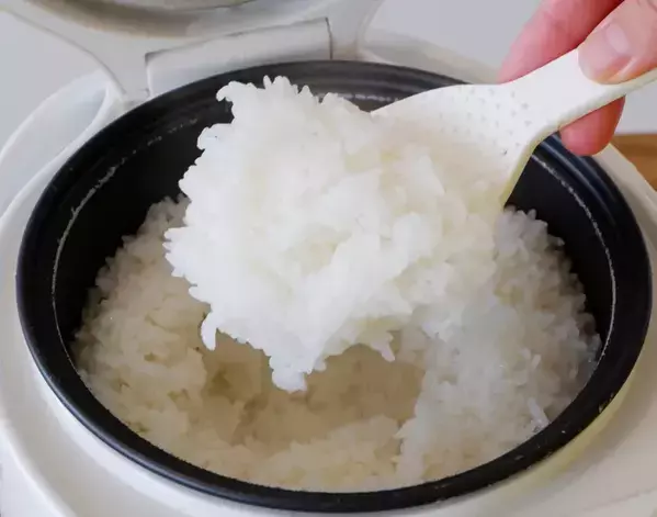 しゃもじに『キッチン泡ハイター』を吹きかけて…　こびりつく米粒の悩みが解決【お手入れ術4選】