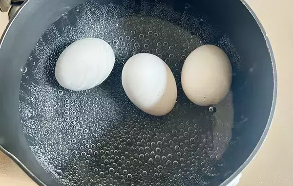 『大さじ4杯』で漬けてみて！　味玉の意外な調味料に「めんつゆより好きかも」