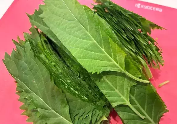 冷蔵庫に大葉、眠ってない？　大量消費に最適な『大葉どっさりみそ』でご飯おかわり！