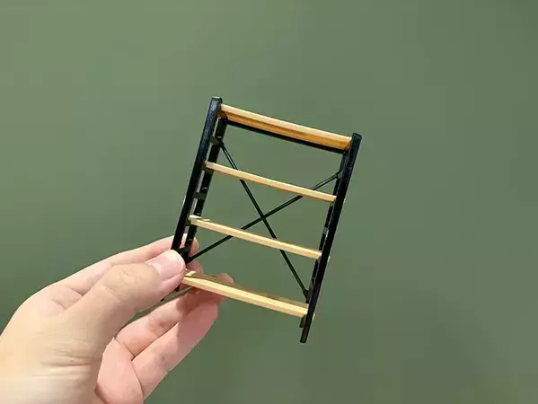 110円で買った『小さなラック』が便利！　デスクで役立つ活用法に「癒やされる」