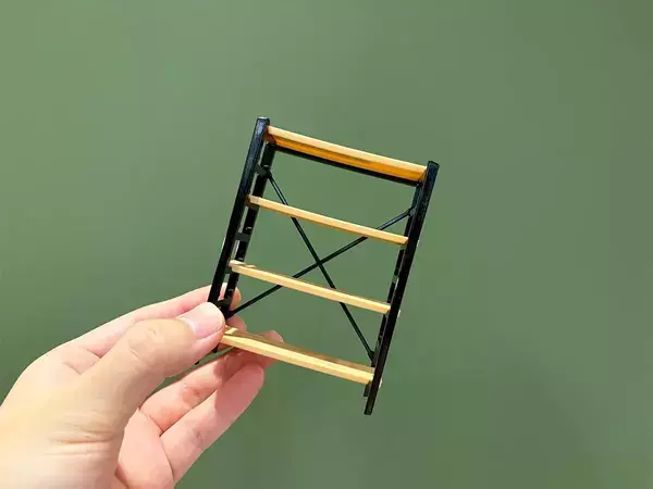 110円で買った『小さなラック』が便利！　デスクで役立つ活用法に「癒やされる」