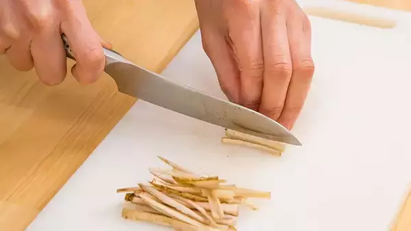 きんぴらゴボウを作る時、どう切るといい？　意外と知らない「ゴボウの6つの切り方」【カゴメ取材】