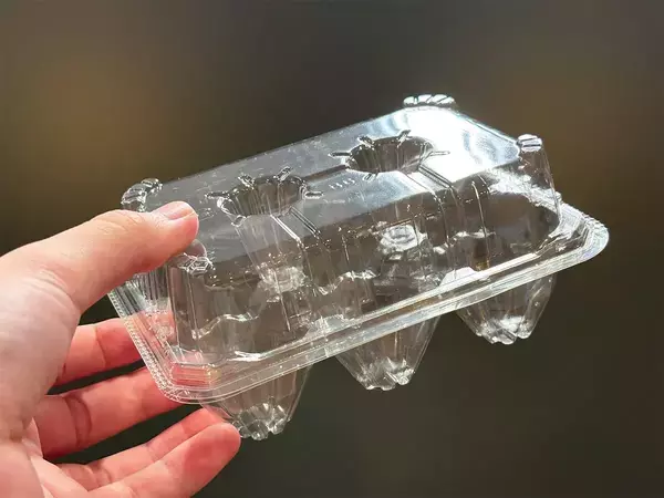 トレーに卵パックを入れる！　収納に役立つアイディアとは