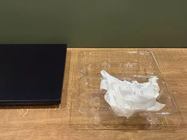 トレーに卵パックを入れる！　収納に役立つアイディアとは