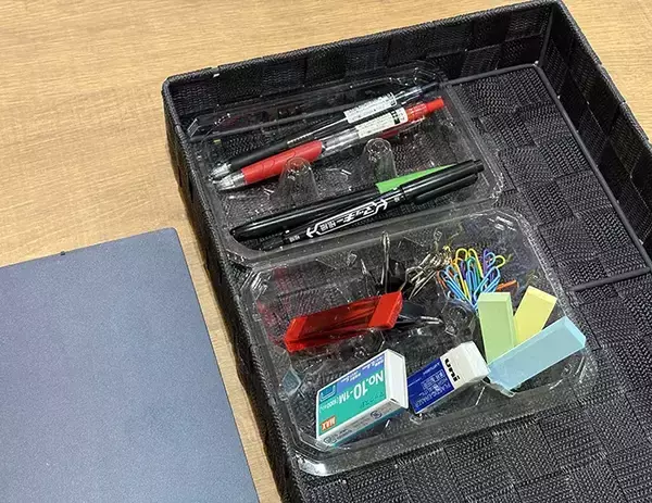 トレーに卵パックを入れる！　収納に役立つアイディアとは