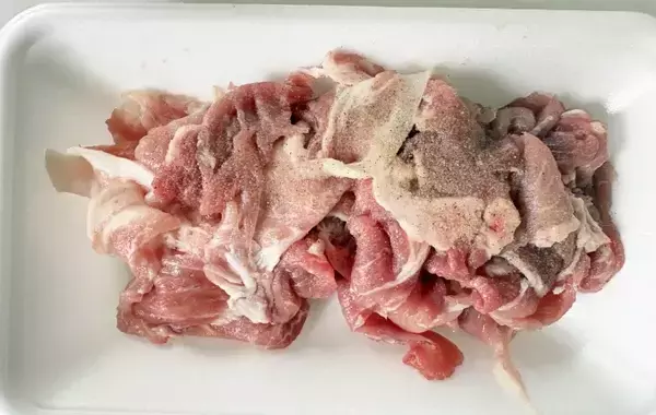 アルミホイルの上に『豚こま肉』を広げて　調理時間15分のレシピに「食べる手が止まらない」
