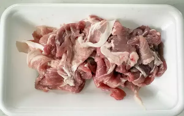 アルミホイルの上に『豚こま肉』を広げて　調理時間15分のレシピに「食べる手が止まらない」
