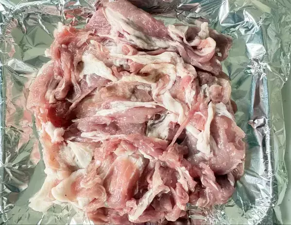 アルミホイルの上に『豚こま肉』を広げて　調理時間15分のレシピに「食べる手が止まらない」