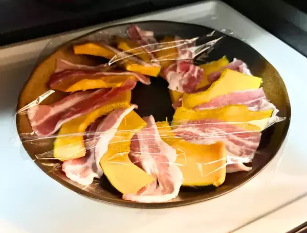 カボチャと豚肉を並べてレンジで6分　「味つけは食べる直前にかけるだけ」