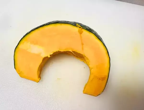 カボチャと豚肉を並べてレンジで6分　「味つけは食べる直前にかけるだけ」