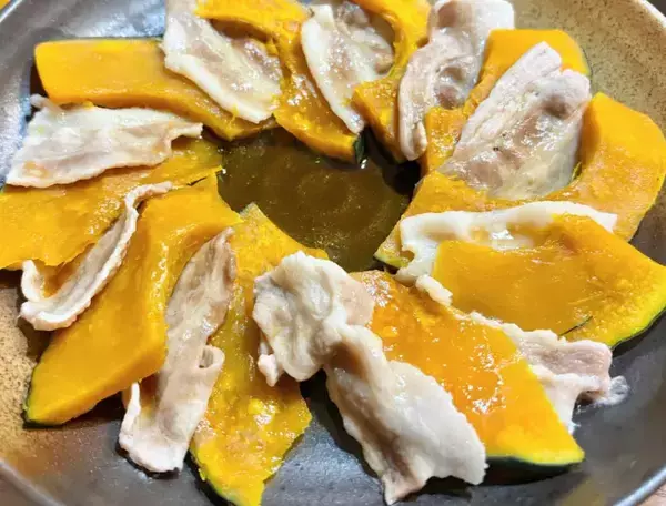 カボチャと豚肉を並べてレンジで6分　「味つけは食べる直前にかけるだけ」