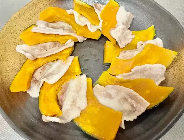 カボチャと豚肉を並べてレンジで6分　「味つけは食べる直前にかけるだけ」