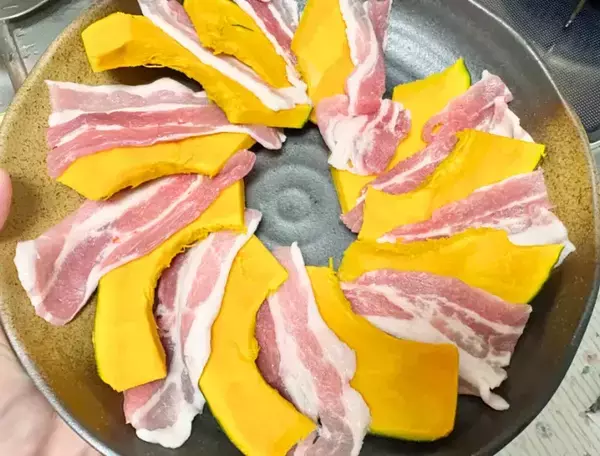 カボチャと豚肉を並べてレンジで6分　「味つけは食べる直前にかけるだけ」