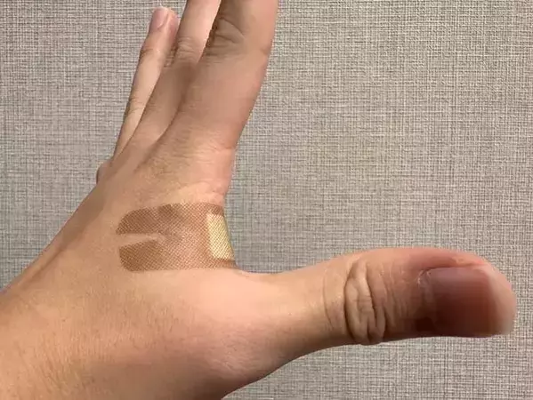 指先に絆創膏を貼るには？　覚えておきたい『剥がれにくくなる』アイディア