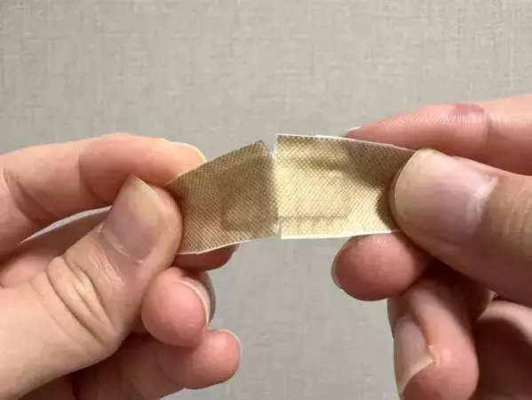 指先に絆創膏を貼るには？　覚えておきたい『剥がれにくくなる』アイディア