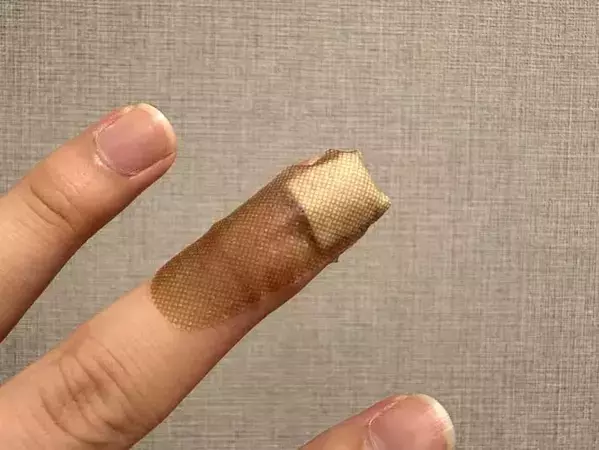 指先に絆創膏を貼るには？　覚えておきたい『剥がれにくくなる』アイディア