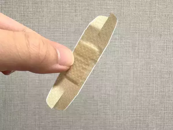 指先に絆創膏を貼るには？　覚えておきたい『剥がれにくくなる』アイディア