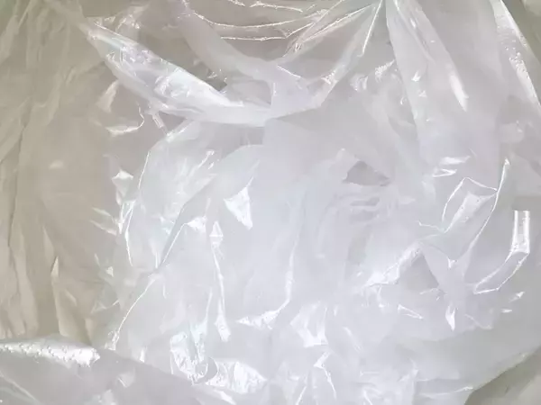 ゴミ袋に穴を『2箇所』開けてひもを通し…　衣類をハンガーごと運べる裏技【梱包術4選】