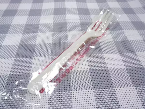 「両面テープを貼るだけ」　使い捨てフォークの意外な使い道が目からウロコ！【活用法4選】