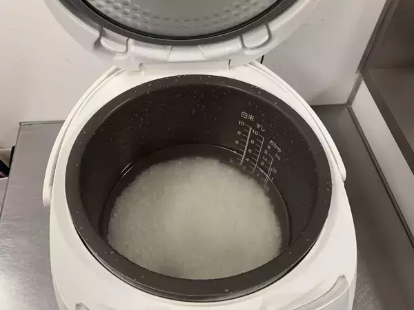 炊飯器に『ブックエンド』をスッと差し込んで…　予想外のひらめきが賢い！【活用法4選】
